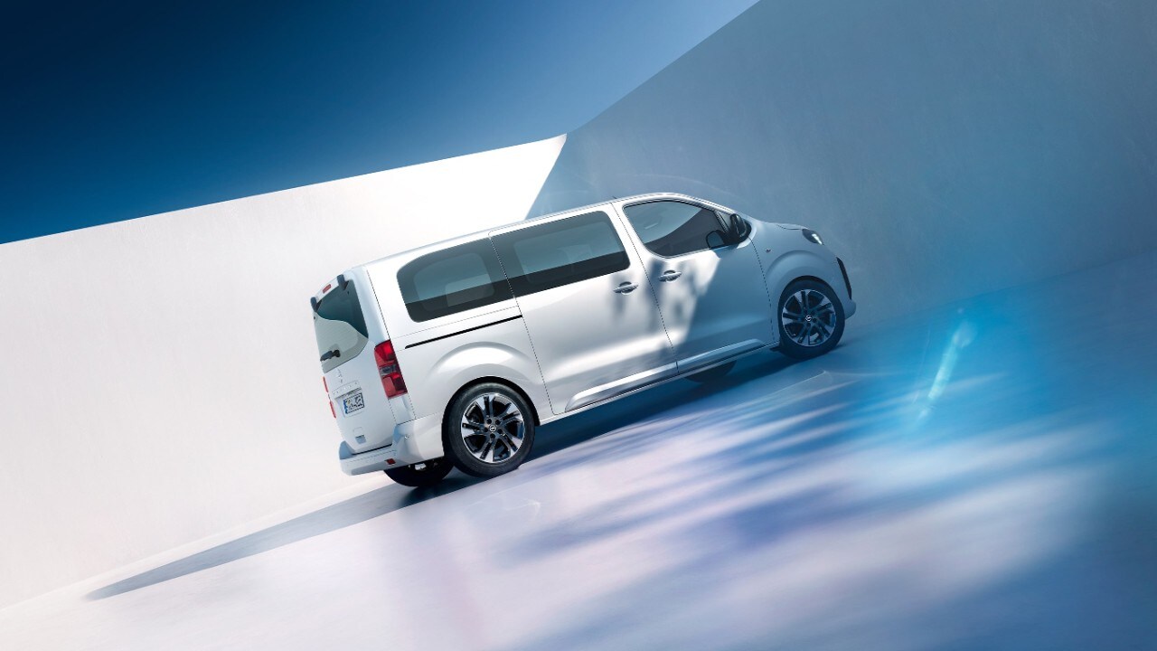 Vue arrière d'une Opel Zafira Electric blanche