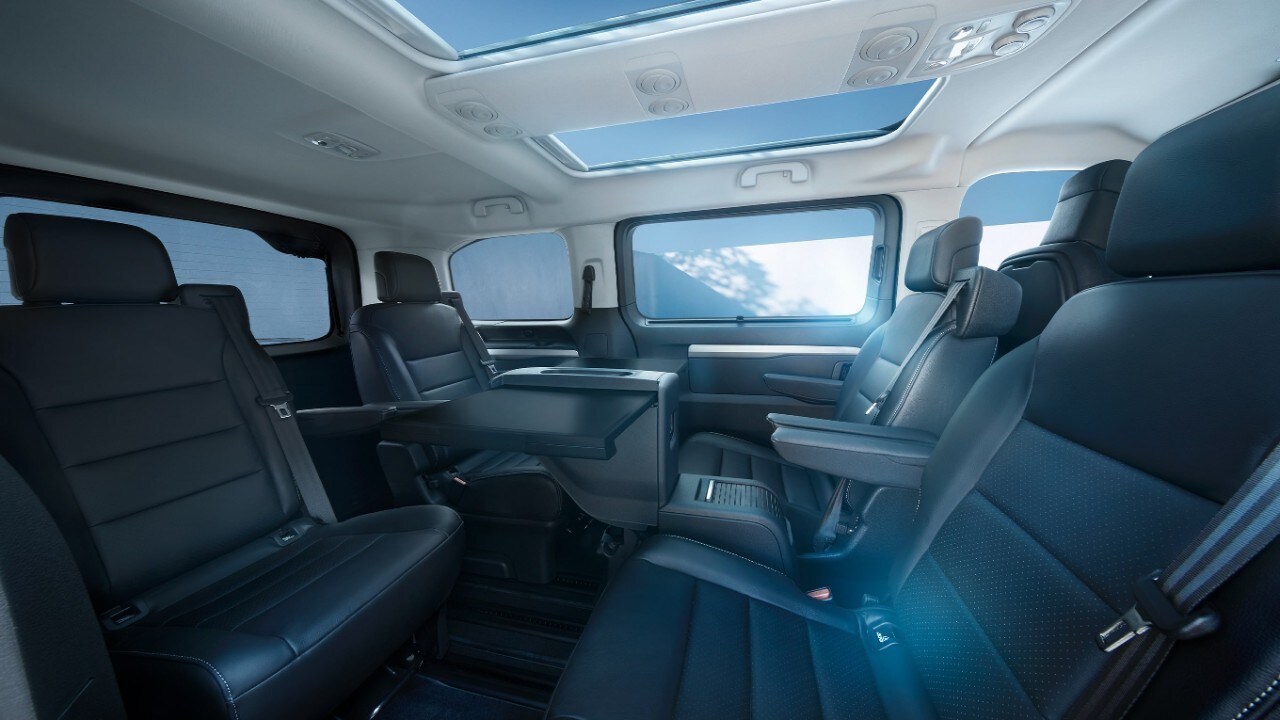 Vue intérieure d'une Opel Zafira blanche avec des sièges arrière noirs