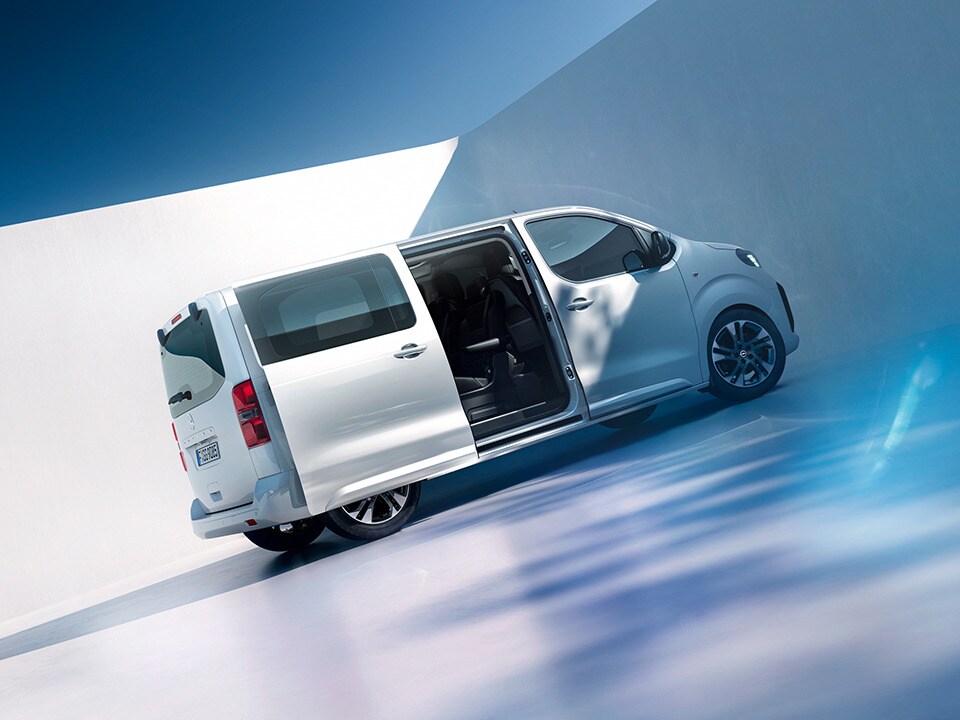 Vue latérale d'une Opel Zafira blanche avec porte coulissante