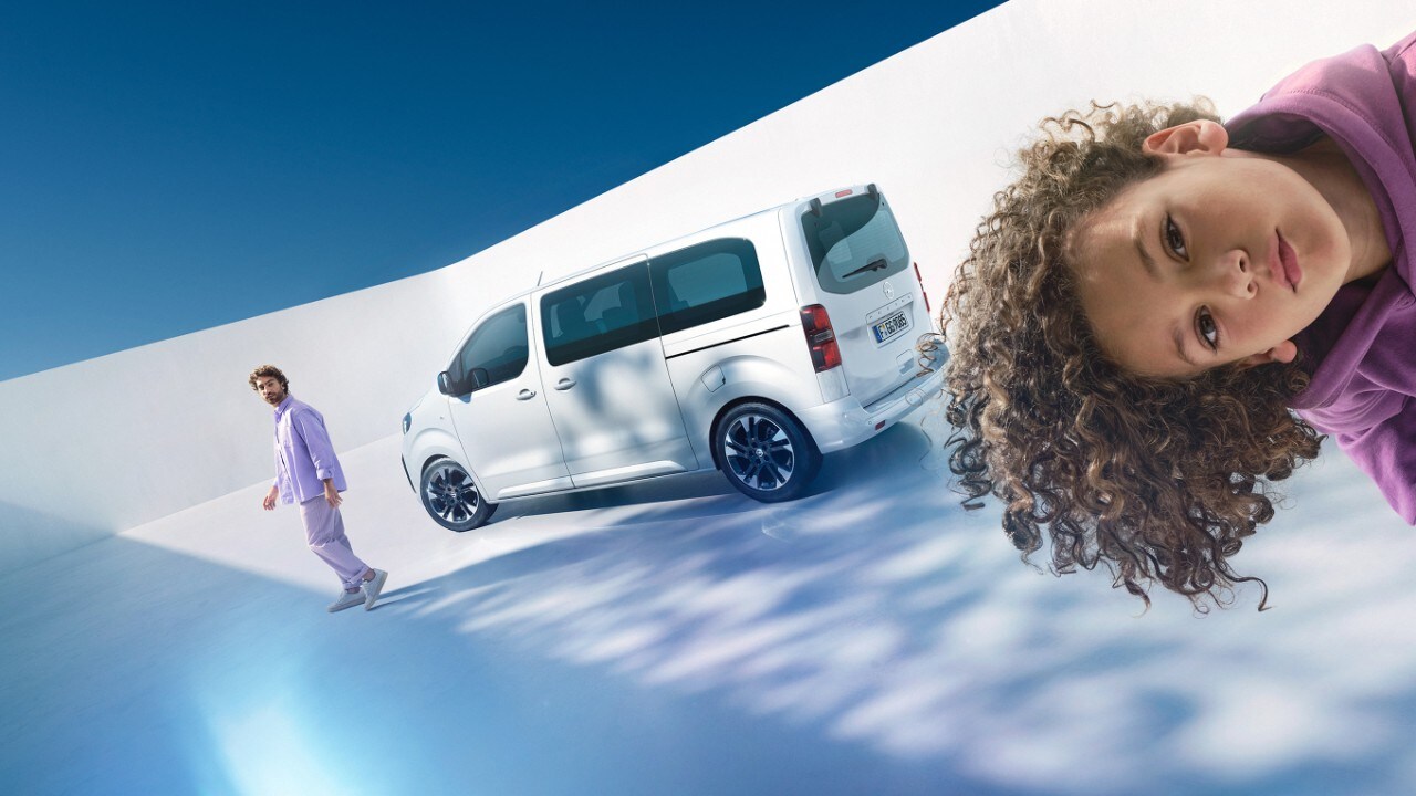Un homme et garçon avec une Opel Zafira blanche en arrière-plan